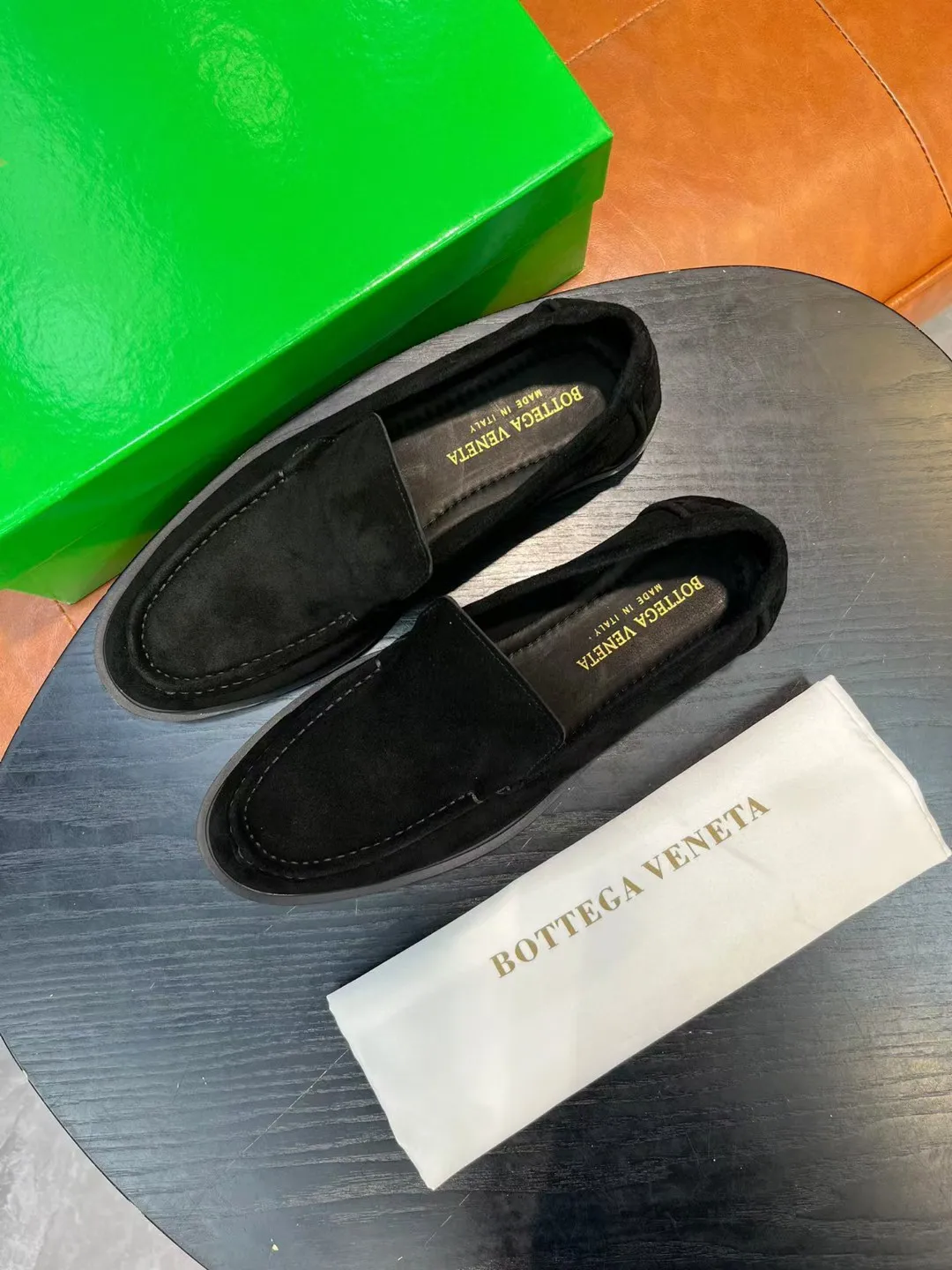 [BV] Top P: 780💰 Size: Male 39-44 (38.45 non-refundable) Bottega Veneta 2025 autumn and winter counter synchronization style. Bottega Veneta BV's new driving shoes have a slip-on design with suede upper, BV's unique weaving design on the heel, and a weaving pattern on the outsole.
